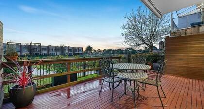 StayAU Pakenham Townhouse with Lakeview