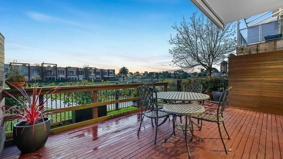 StayAU Pakenham Townhouse with Lakeview