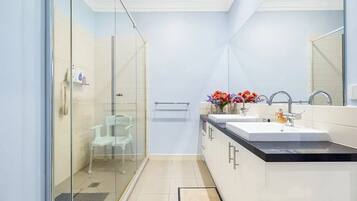 Family Townhome, Lake View | Bathroom