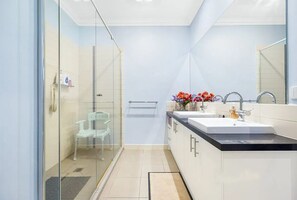 Bathroom - StayAU Pakenham Townhouse with Lakeview (Pakenham)