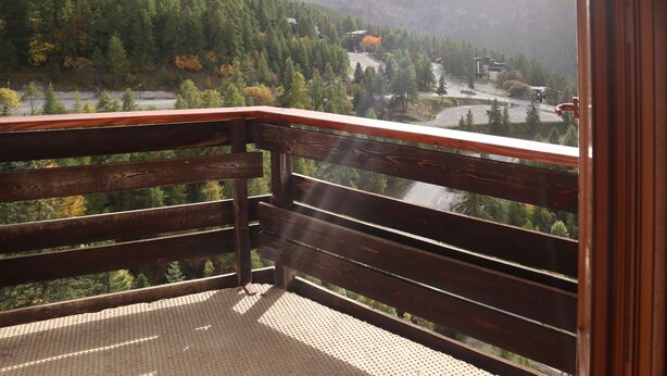 A balcony with a view of a forested valley and mountains. - APARTMENT N° 706 LE BELVEDERE (LES ORRES 1650)