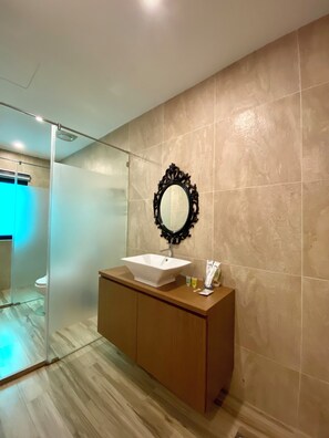 Superior-Zweibettzimmer | Badezimmer | Dusche, kostenlose Toilettenartikel, Handtücher, Seife