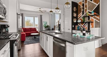 V804 ~ 8 Min to Broadway ~ Walk to Attractions ~ New Listing ~ Tons of Great Previous Reviews ~ WiFi