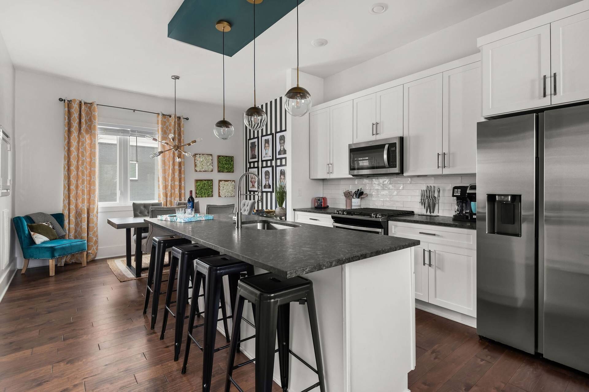 Jääkaappi, mikroaaltouuni, astianpesukone, kahvin-/teenkeitin