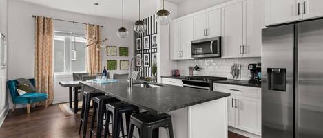 Kylskåp, mikrovågsugn, diskmaskin och kaffe- och tebryggare