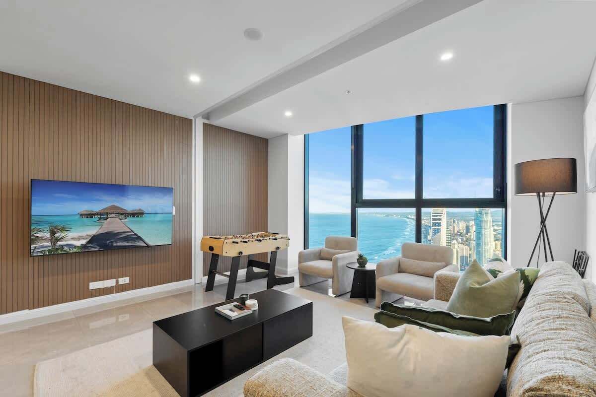 Una televisión, una oficina