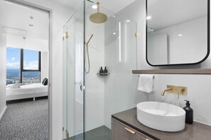 Shower, hair dryer, shampoo - 72F Beachfront SkyHome 3BR OceanView+Pool+Parking (Surfers Paradise)