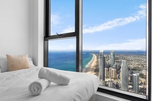 3 bedrooms, iron/ironing board, WiFi, bed sheets - 72F Beachfront SkyHome 3BR OceanView+Pool+Parking (Surfers Paradise)
