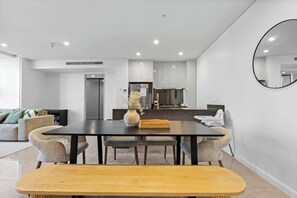Dining - 72F Beachfront SkyHome 3BR OceanView+Pool+Parking (Surfers Paradise)