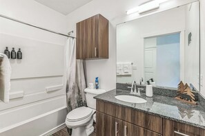 Douche, serviettes fournies, shampoing