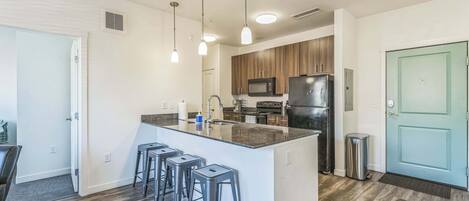 Réfrigérateur, micro-ondes, four, plaque de cuisson