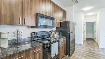 Geladeira, micro-ondas, fogão, cooktop