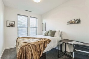 4 bedrooms, WiFi, bed sheets - Big Flat + 2 min to UM + 95 Walkscore (Missoula)