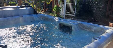 Banyera d'hidromassatge a l'aire lliure