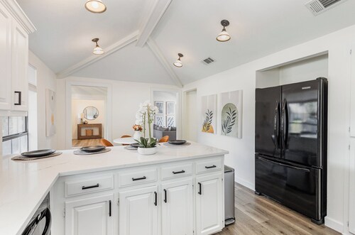 Charming 3BR home with Pool, Hot Tub and King Bed in Allen