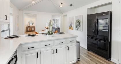 Charming 3BR home with Pool, Hot Tub and King Bed in Allen