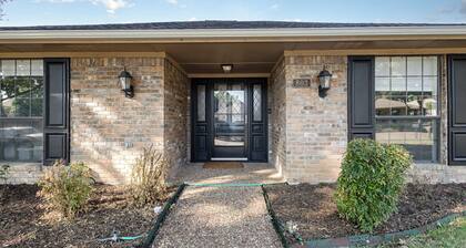 Charming 3BR home with Pool, Hot Tub and King Bed in Allen