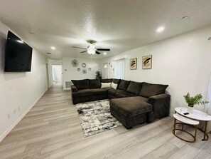 Älytelevisio, pöytäjalkapallopöytä, pöytätennispöytä, kirjoja