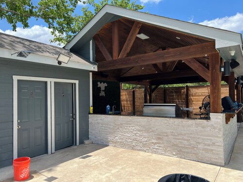 La Quinta 210 house with game room, pool WiFi and AC in lovely San Antonio