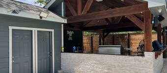 La Quinta 210 house with game room, pool WiFi and AC in lovely San Antonio