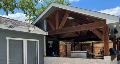 La Quinta 210 house with game room, pool WiFi and AC in lovely San Antonio