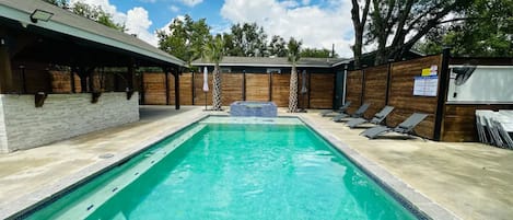 Una piscina al aire libre