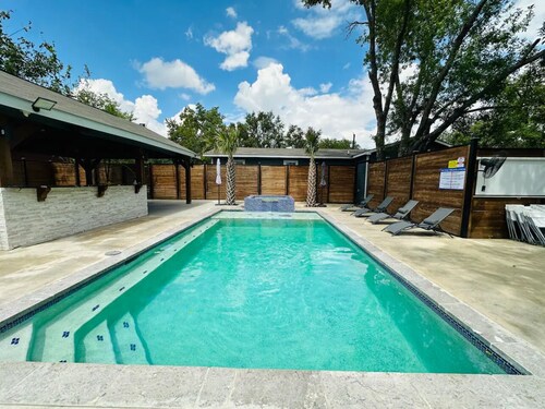 La Quinta 210 house with game room, pool WiFi and AC in lovely San Antonio