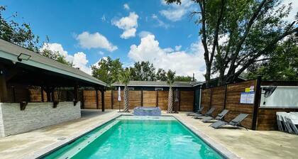 La Quinta 210 house with game room, pool WiFi and AC in lovely San Antonio