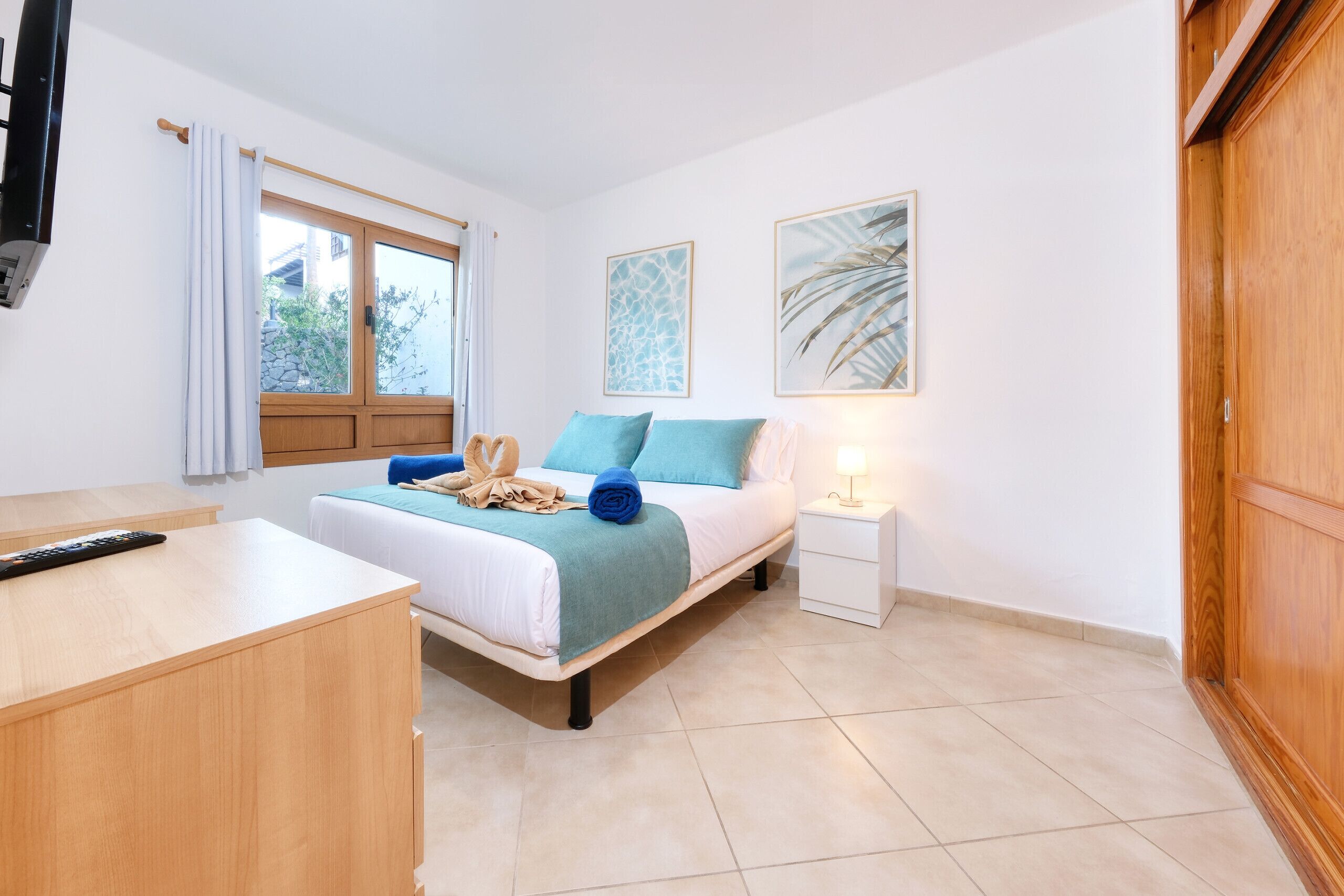 Een bureau, een strijkplank/strijkijzer, reisbedje, gratis wifi