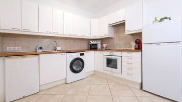 Refrigerador, microondas, horno y cafetera y tetera