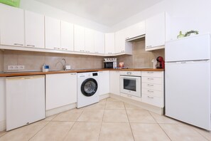 Fridge, microwave, oven, coffee/tea maker