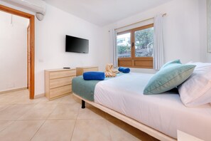 Iron/ironing board, travel crib, free WiFi, bed sheets