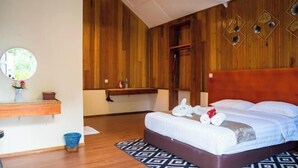 A bedroom with a wooden ceiling, a bed with white bedding, a round mirror, and a small shelf with items. - Timba Garden Semporna Free Town / Jetty Transport (Semporna)