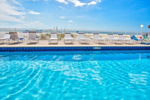 Beachfront Delight. Easy Walk to Johns Pass. Heated Pool. Great Location!