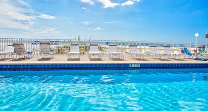 Beachfront Delight. Easy Walk to Johns Pass. Heated Pool. Great Location!