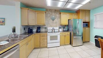 KylskÄp, mikrovÄgsugn, diskmaskin och kaffe- och tebryggare