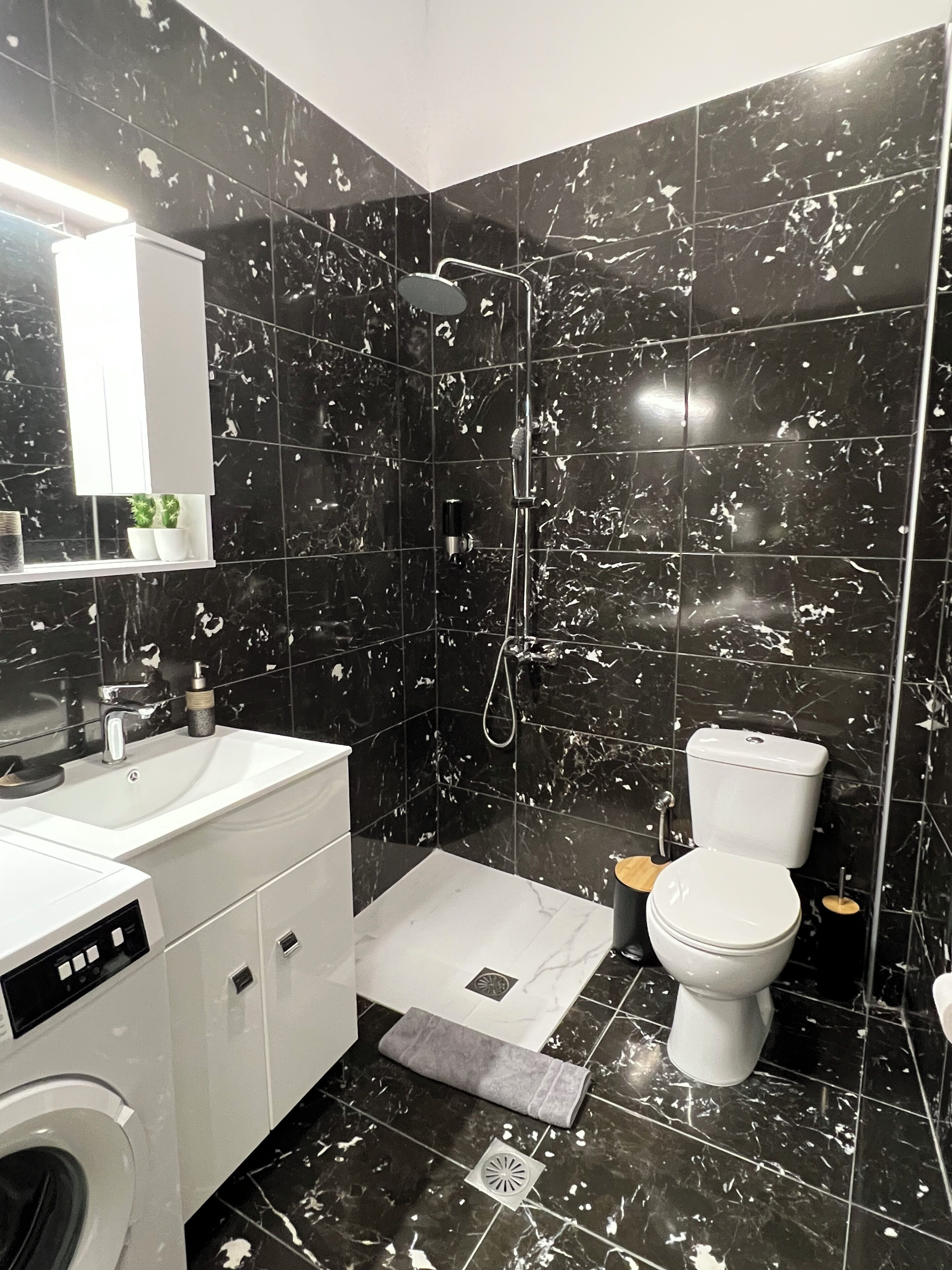 Deluxe Apartment, Mountain View | Bathroom | Free toiletries, hair dryer, towels, toilet paper
