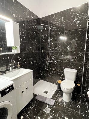 Deluxe apartman, kilátással a hegyre | Fürdőszoba | Ingyenes piperecikkek, hajszárító, törölközők és toalettpapír