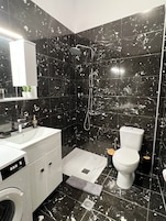Apartamento Deluxe, vistas a la montaña | Baño | Artículos de higiene personal gratuitos, secador de pelo y toallas
