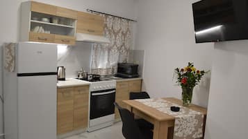 Deluxe-Apartment, Bergblick | Eigene Küche | Großer Kühlschrank, Ofen, Herdplatte, Kochgeschirr/Geschirr/Besteck