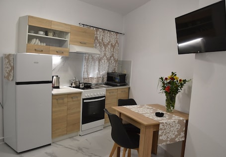 Refrigerador con freezer, horno, placa de cocina, utensilios de cocina