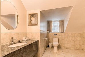 Douche, sĂšche-cheveux, serviettes fournies