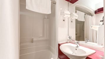 Douche, séchoir à cheveux, serviettes fournies