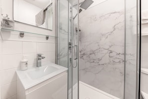 Shower, hair dryer, towels - Standard Room #2 (Québec)