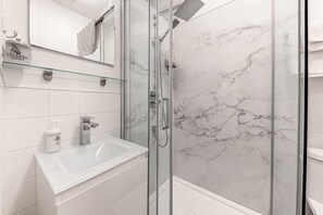 Shower, hair dryer, towels - Standard Room #4 (Québec)