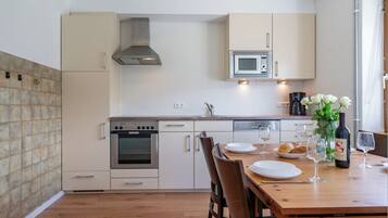 Fridge, oven, stovetop, dishwasher