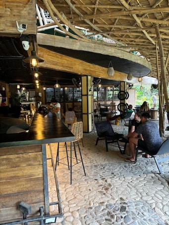 Bar (on property). Lakwa Motel Lio