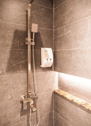 Habitación estándar doble | Baño | Ducha, bidé, toallas y jabón