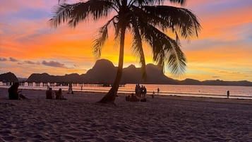 Gần bãi biển, cát trắng
