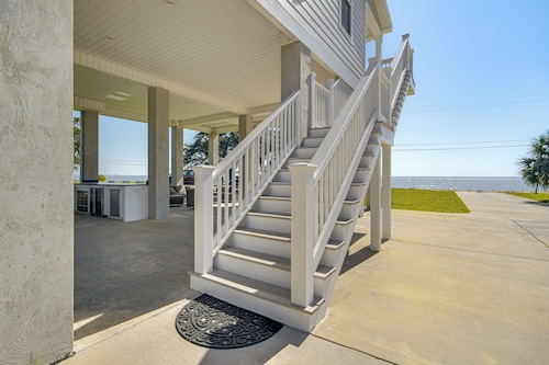 Walk to Beach: Oceanfront Home w/ Outdoor Kitchen